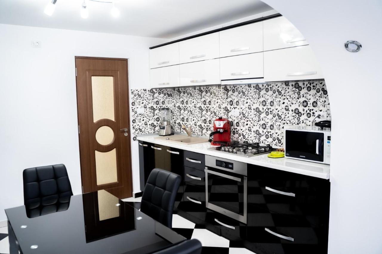 Apartament Luxury Apartment Гура Хуморулуй Екстериор снимка