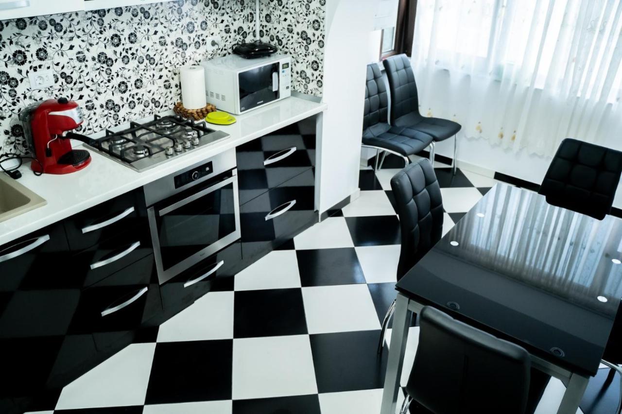 Apartament Luxury Apartment Гура Хуморулуй Екстериор снимка