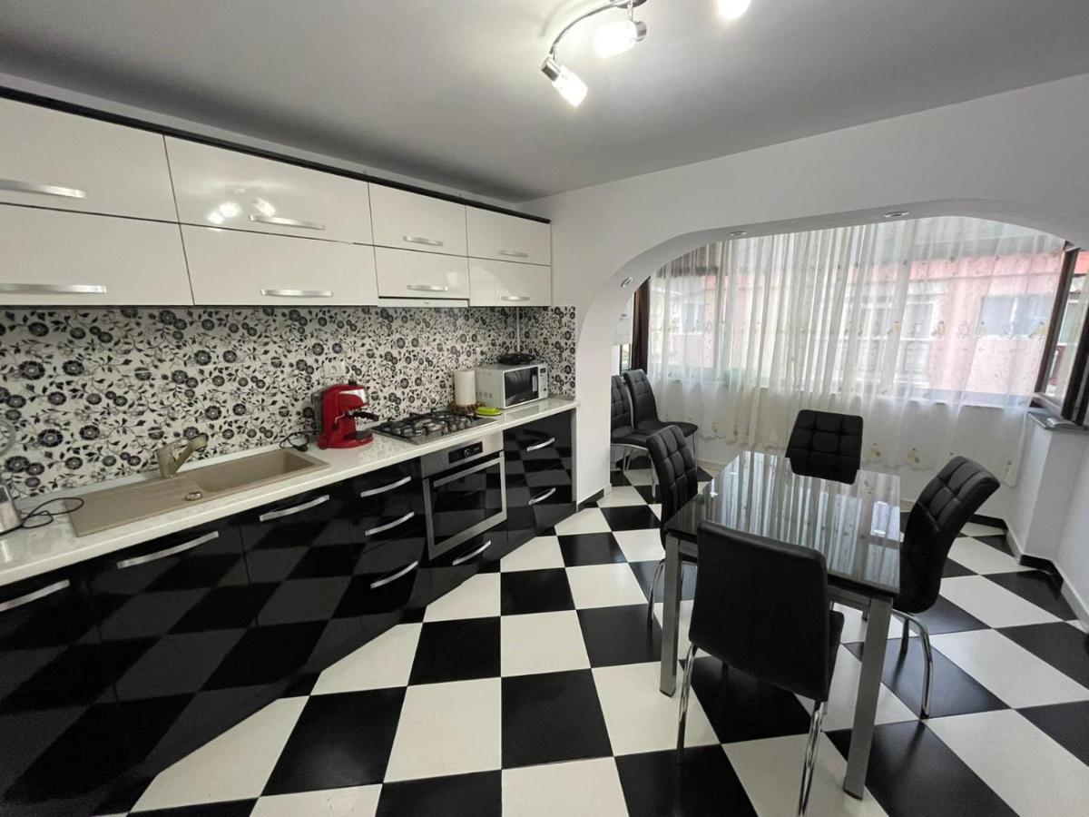 Apartament Luxury Apartment Гура Хуморулуй Екстериор снимка